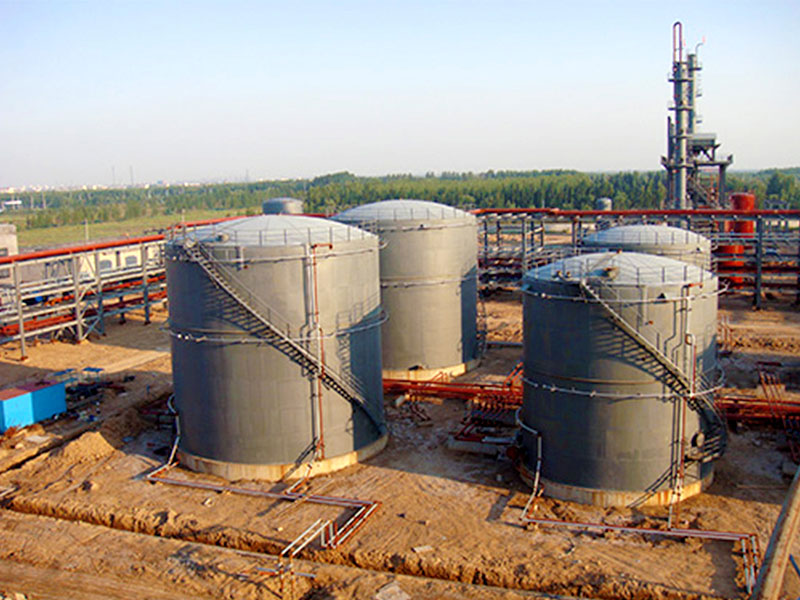 Large vertical storage tank