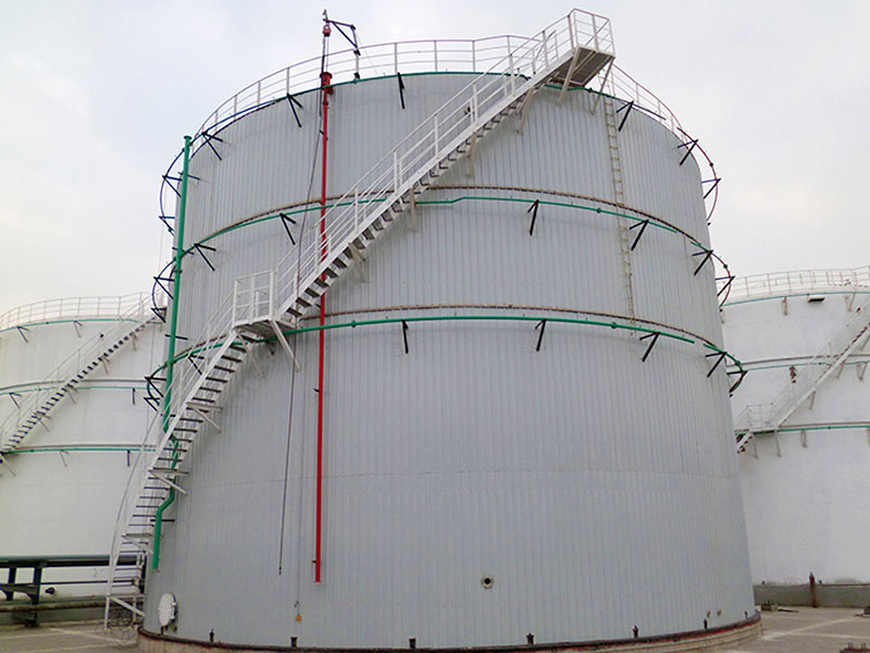 Large vertical storage tank