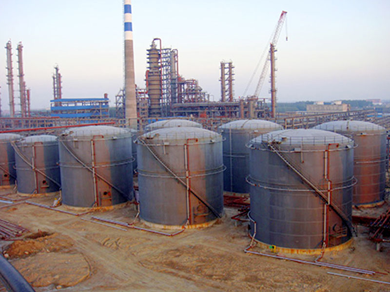 Large vertical storage tank