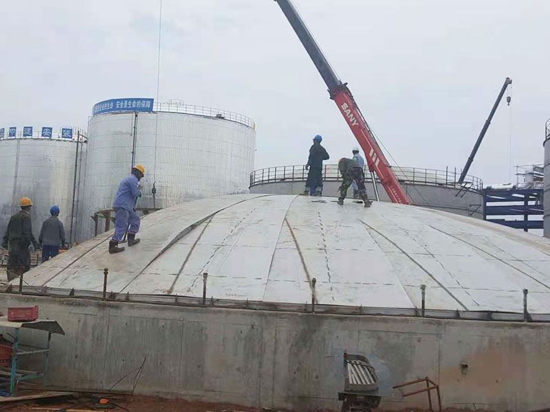 Large vertical storage tank