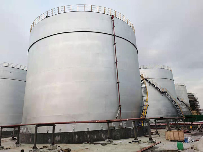 Large vertical storage tank