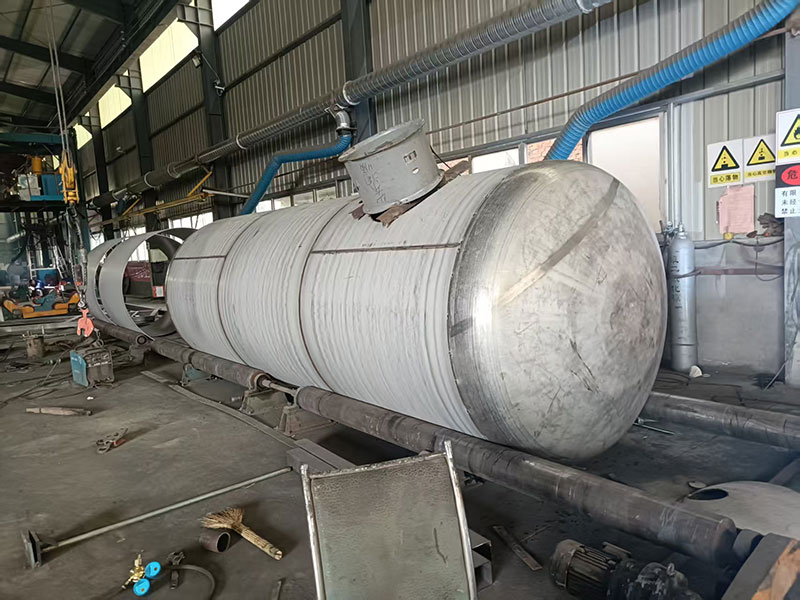 Horizontal tank